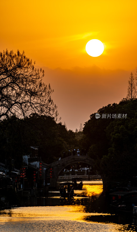 黄昏夕阳下的浙江嘉兴嘉善西塘古镇景观