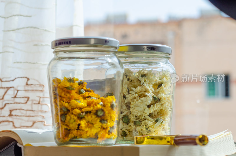 书上放着两瓶菊花茶