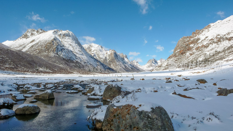 白雪皑皑的群山映衬下的湖景