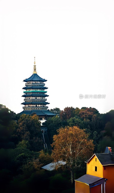 中式塔楼与周边自然景观雷峰塔