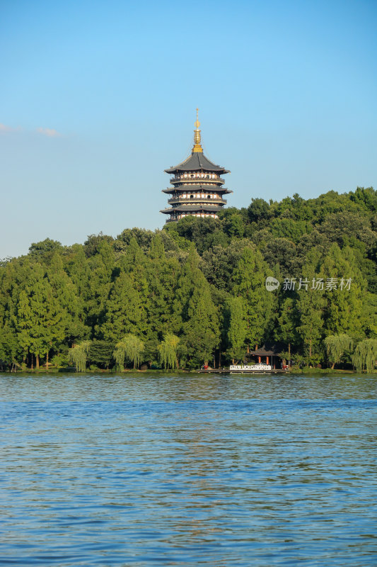 夏日蓝天下的杭州西湖雷峰塔湖光风景