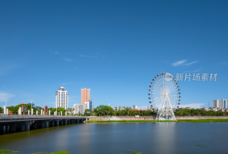 水边摩天轮与城市高楼景观