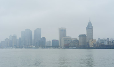 秋天雨雾中的上海外滩