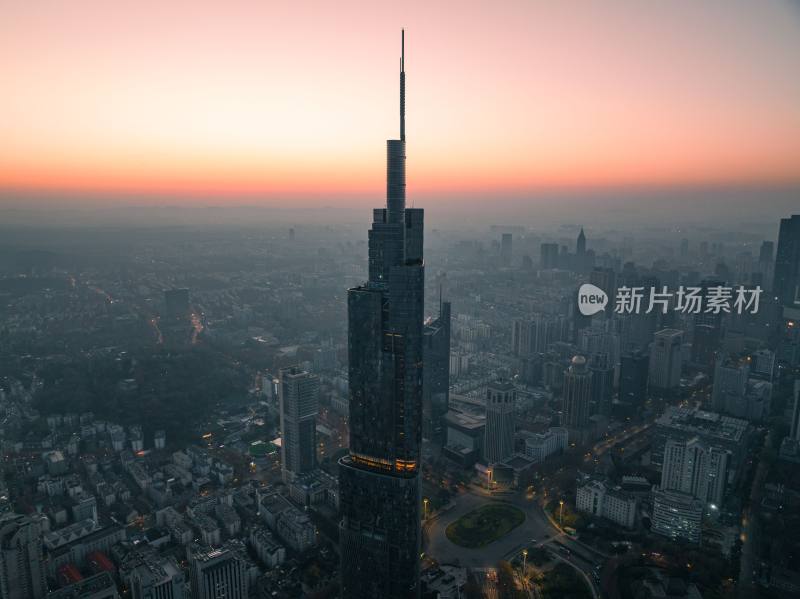 清晨的紫峰大厦与南京天际线