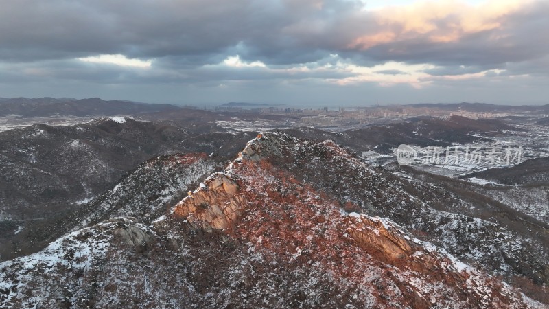 航拍威海市临港区南玉皇山冬季雪后山野