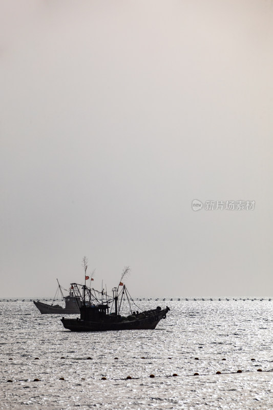 日出雾色中的山东日照万平口海滨海天