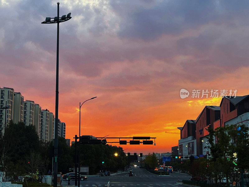 杭州夏日里的傍晚,火烧云巨好看