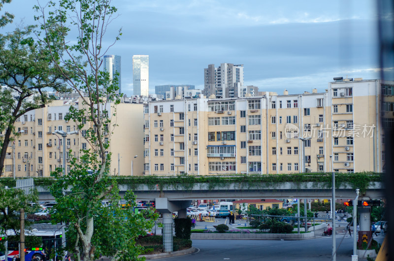 城市街道旁居民楼与高架桥景观