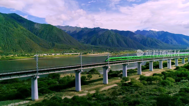 西藏拉林铁路复兴号航拍