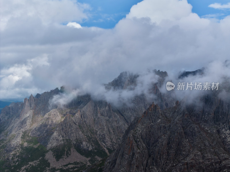 云海中的山峰