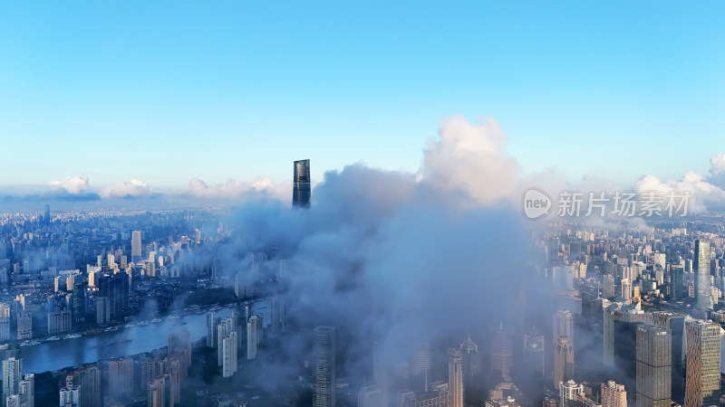 云雾笼罩下的城市高楼景观