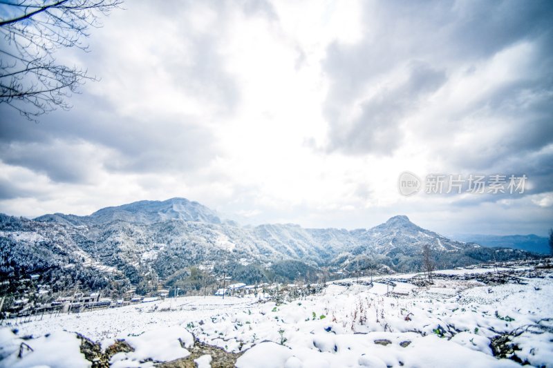 重庆酉阳：绵延青山披白纱