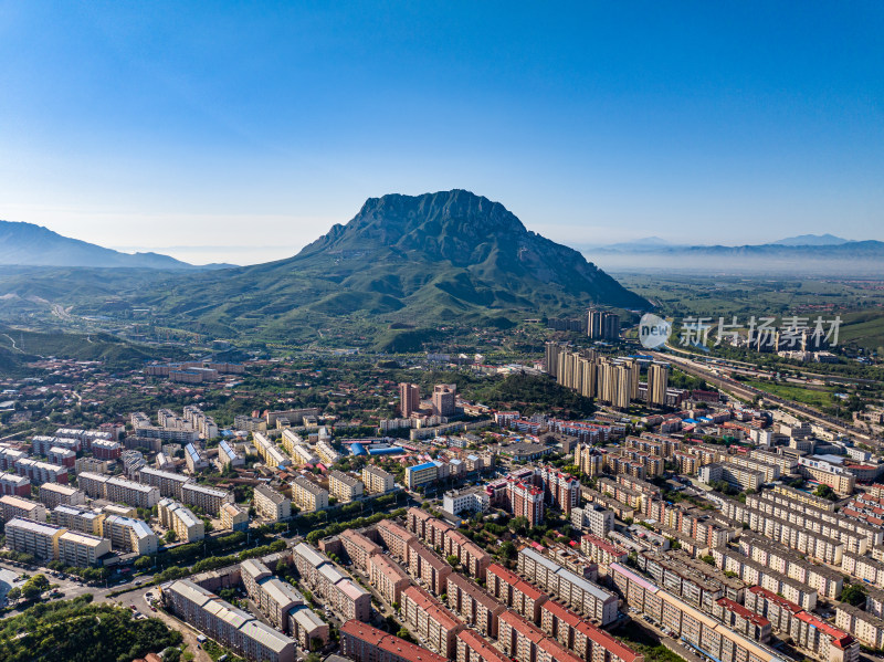 河北张家口市下花园区鸡鸣山脚下的城镇全景