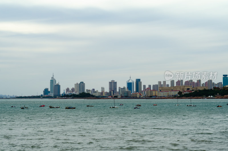 青岛第二海水浴场沿线城市风光