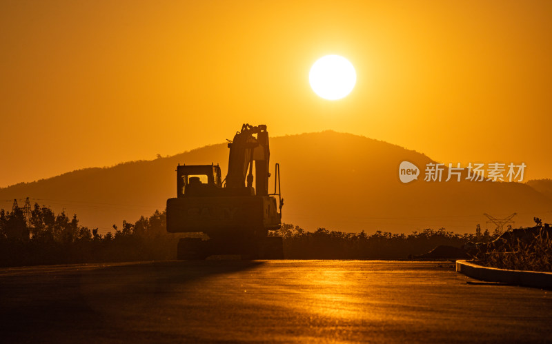 夕阳下道路上的景观