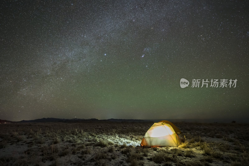 野外露营帐篷夜景星空璀璨画面