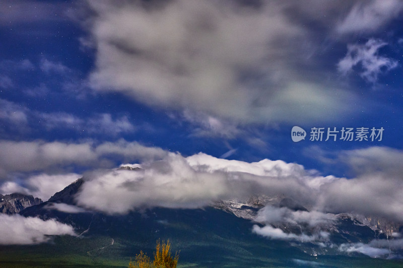 云海中的玉龙雪山