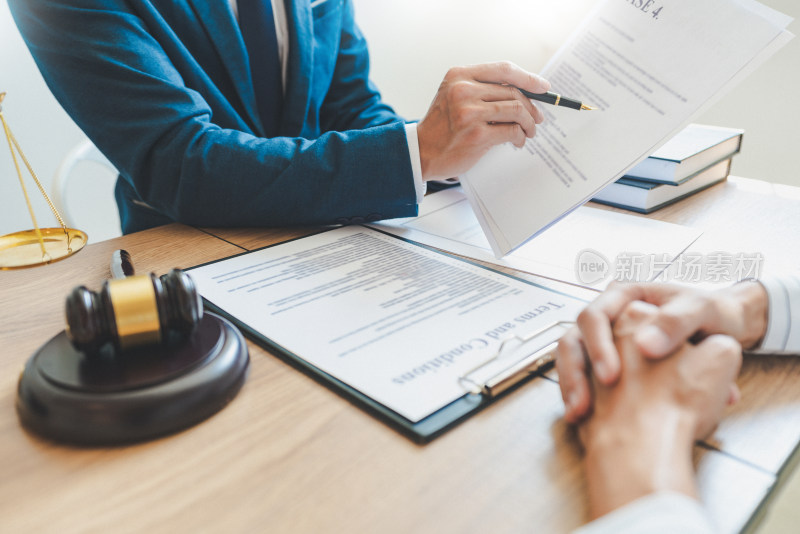 商务人士洽谈法律事务场景