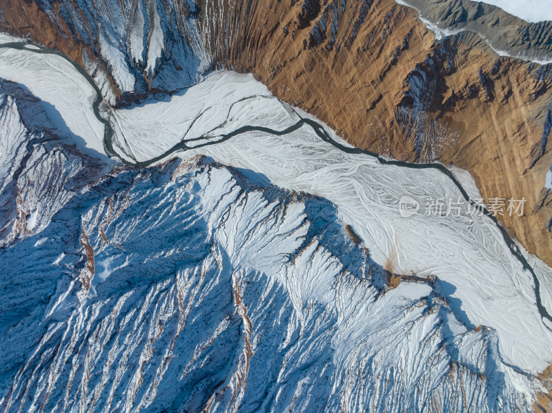 航拍新疆冬季安集海大峡谷雪景雪山山脉河流