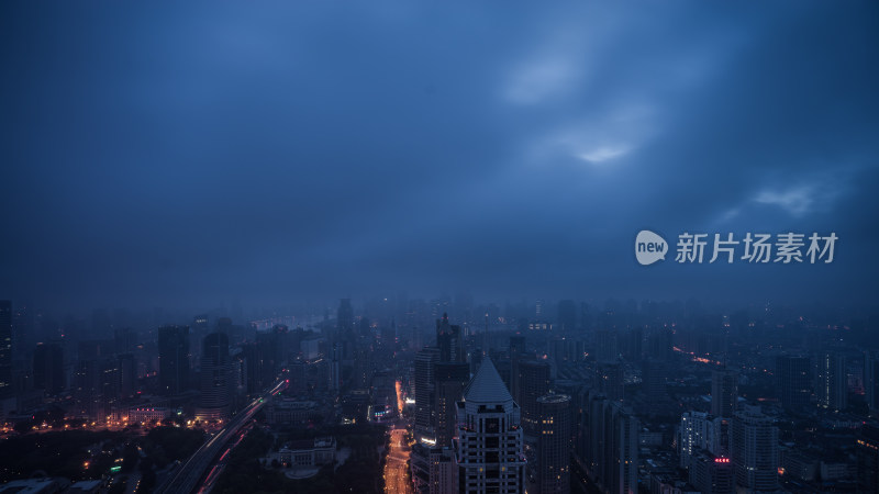 上海陆家嘴阴雨天