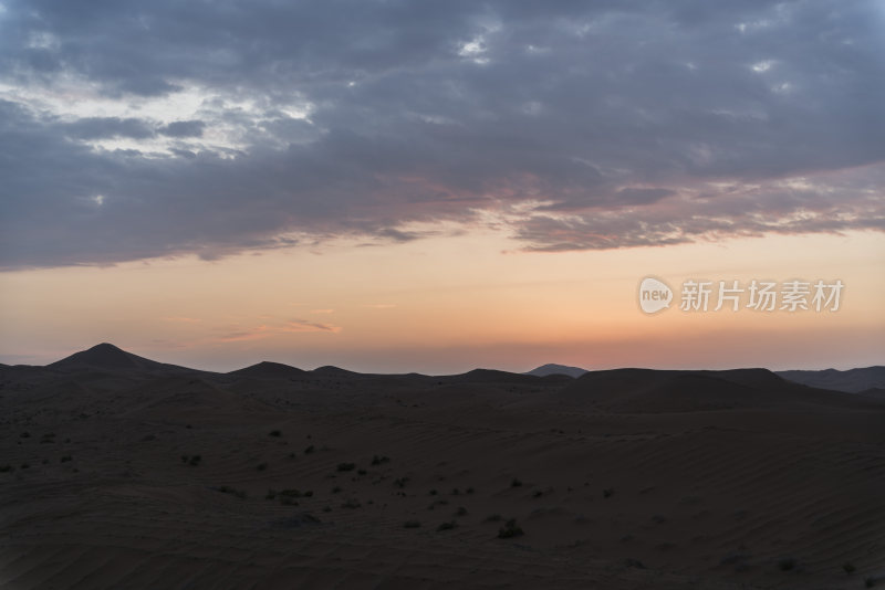 沙漠中的壮丽日落景观