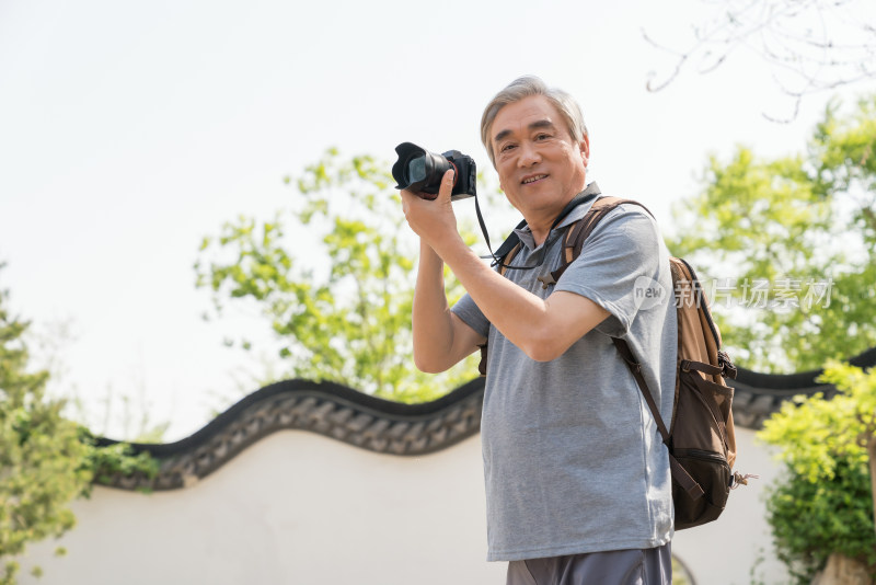 老年男子旅游拍照