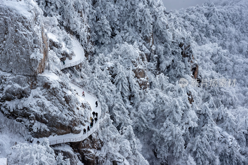 洛阳老君山雪后美景栈道上游客休闲拍照