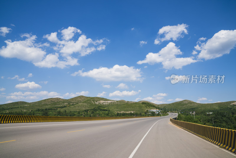 公路蓝天白云风景