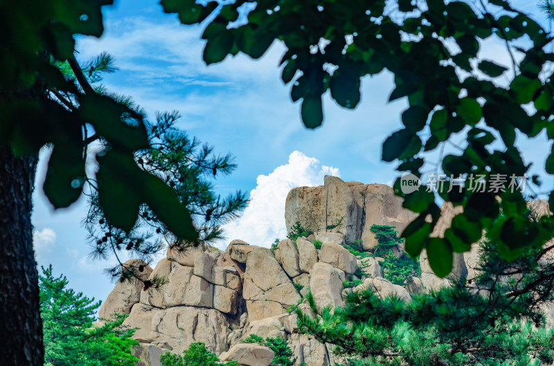 青岛崂山仰口景区，山后有一大团白云