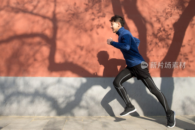 青年男人户外慢跑