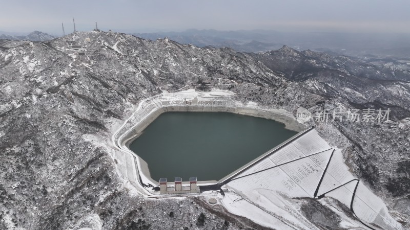 航拍俯瞰山东昆嵛山天心池冬季雪景