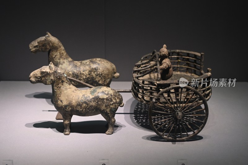古代青铜马拉车文物