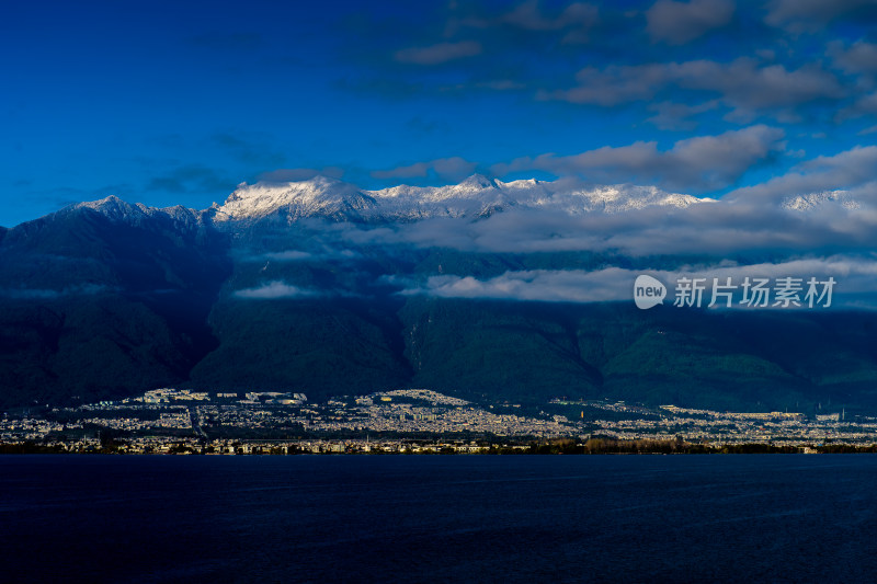 大理洱海 苍山 雪山下的城市与水域风光