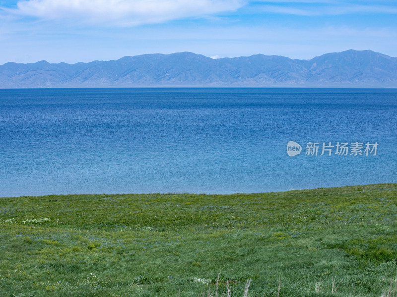 蓝天白云下草原，蓝色湖泊和山脉的自然风景