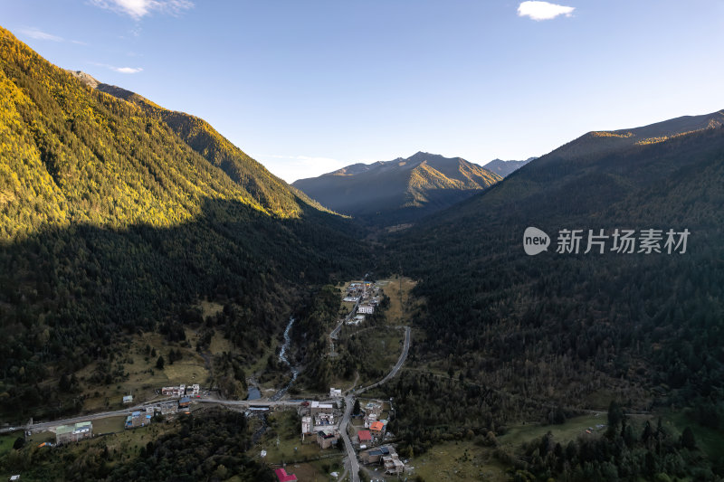 四川阿坝州党岭村高原峡谷秋色高空航拍