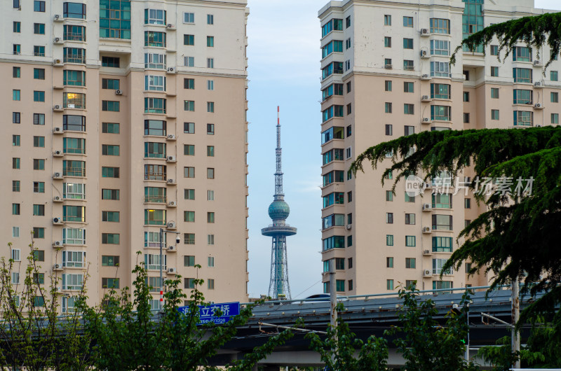 高楼间的青岛电视塔与立交桥景观