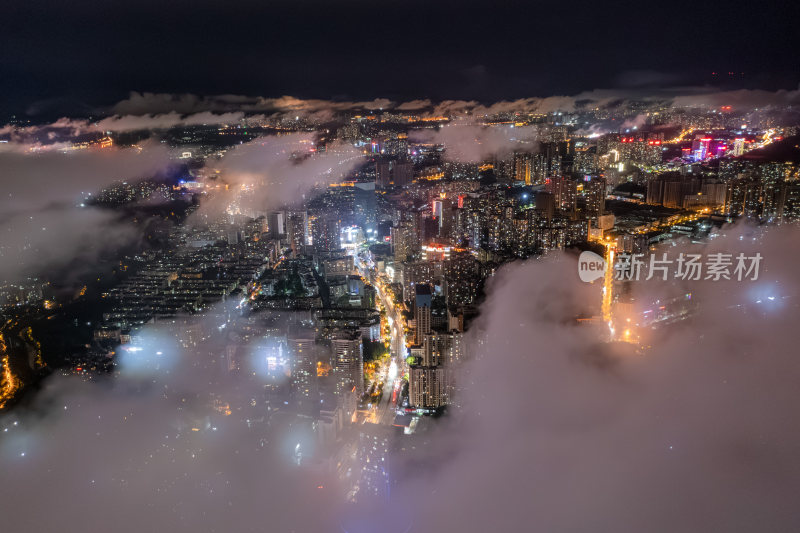 云雾缥缈的城市夜景