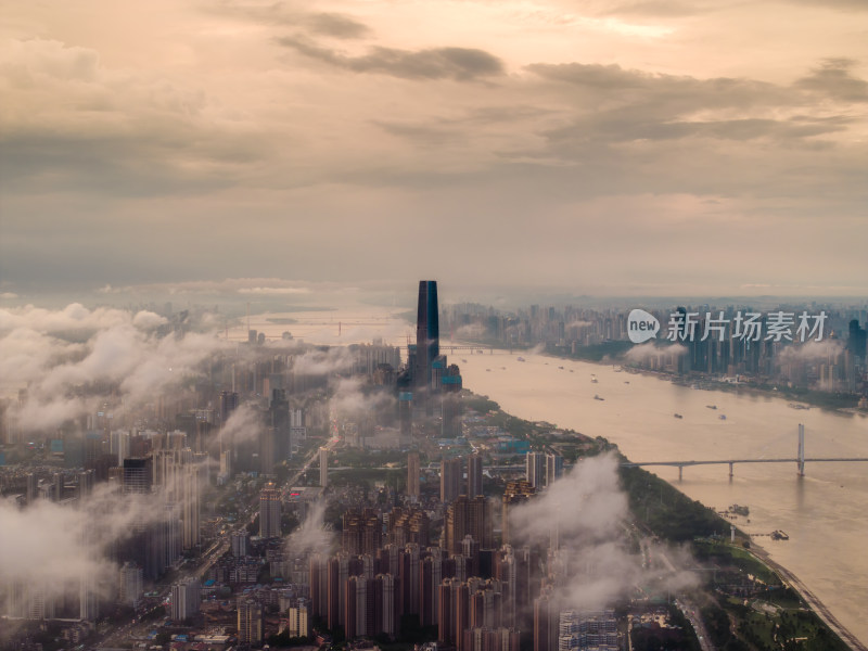 航拍夏季武汉暴雨后云雾中的城市风光