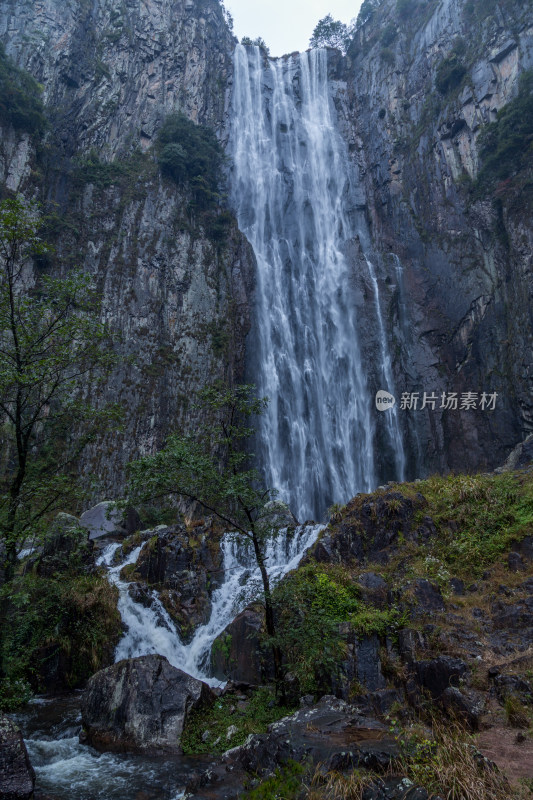 水流汹涌的瀑布