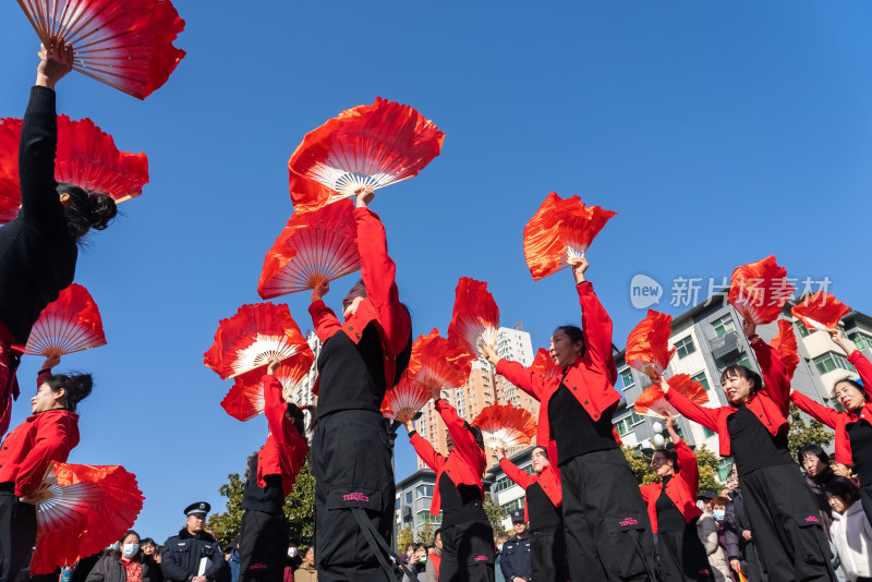 节日喜庆红绸舞蹈