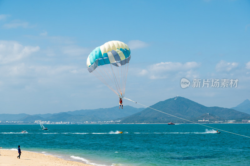 海南三亚西岛游玩海上降落伞项目的游客