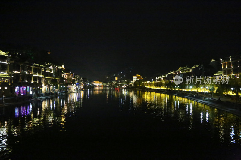 凤凰古城沱江两岸的夜景