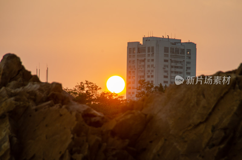 青岛太平角公园，夕阳下的城市高楼剪影