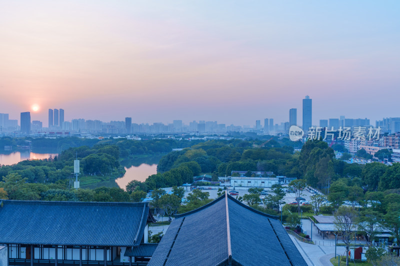 日落海珠湖与广州市文化馆中式传统岭南建筑