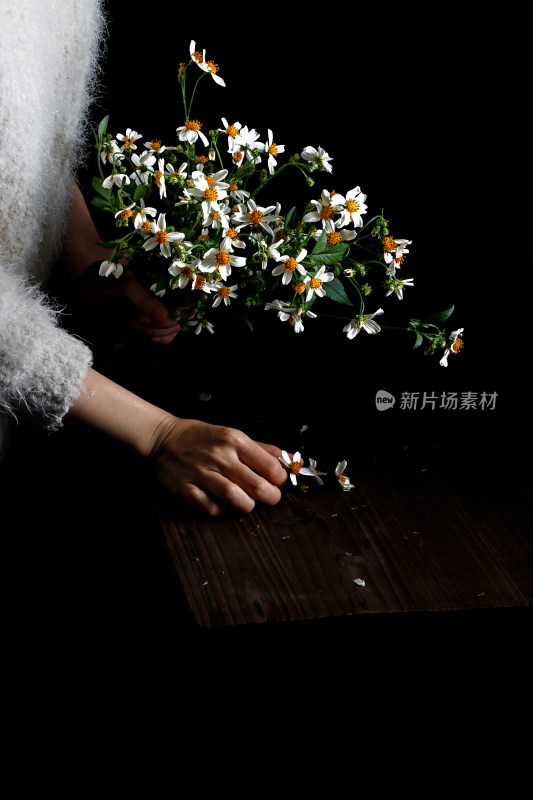 桌面上的一束鲜花白色雏菊