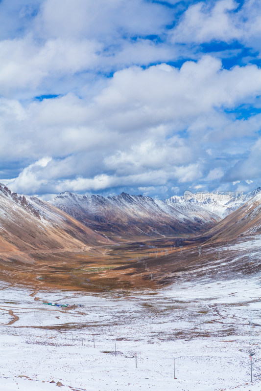 蓝天白云雪山风景