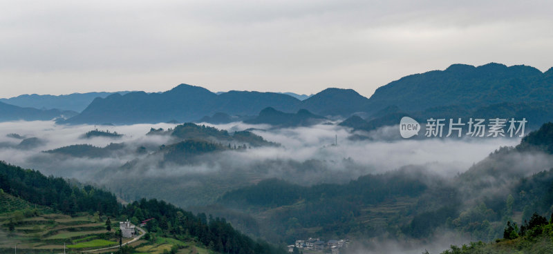 重庆酉阳：雾霾天气青山绿