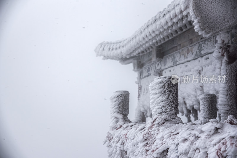 寒冷冬天冰雪霜冻的古建筑房檐走廊