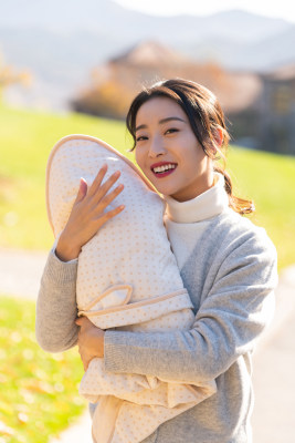 年轻的母亲抱着婴儿