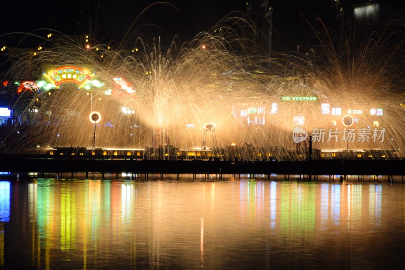 长沙铜官窑夜间湖边打铁花景观